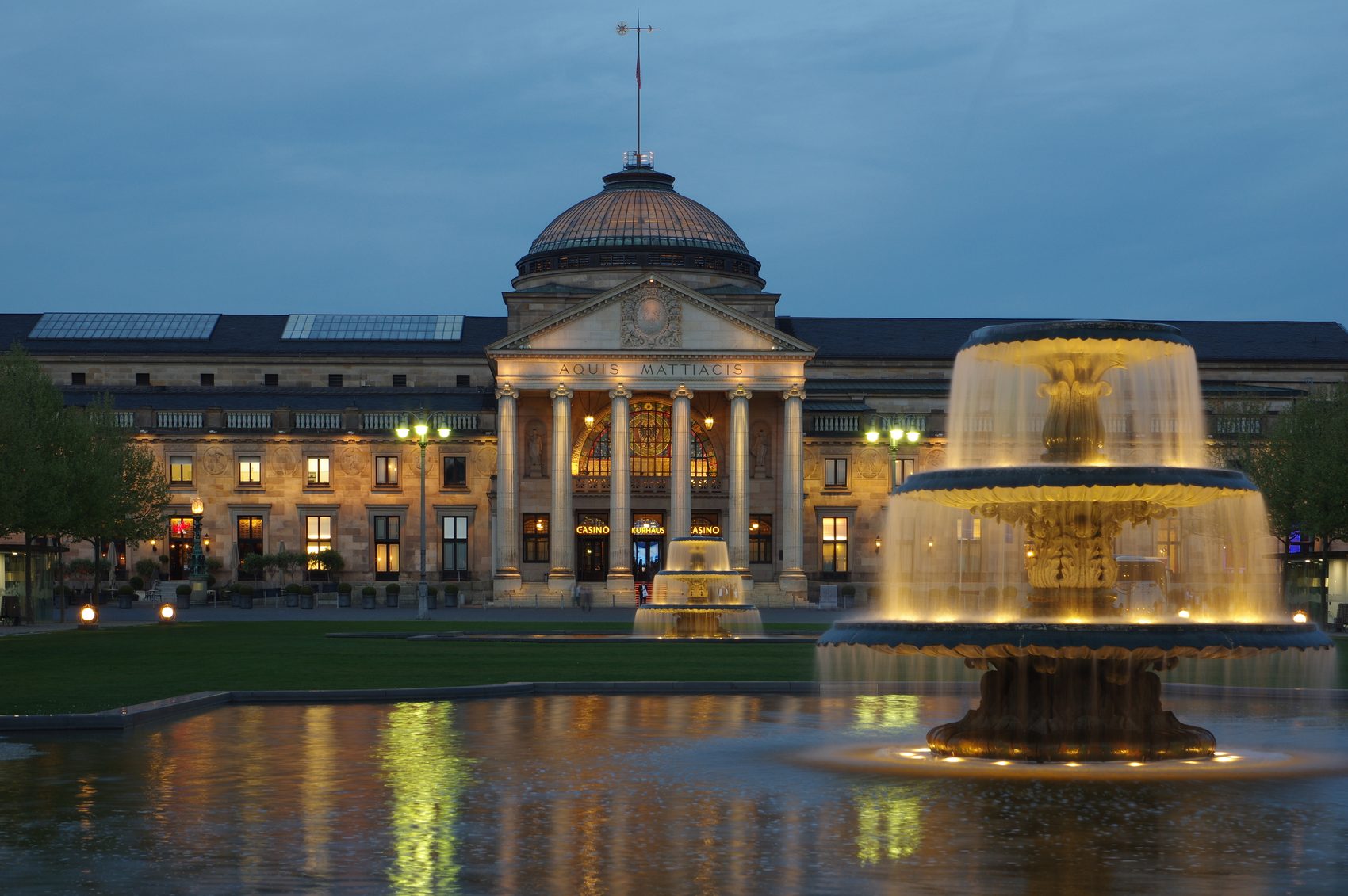 Stadtbild von Wiesbaden in Schwarz-Weiß